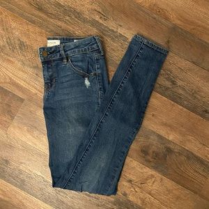 Skinny jeans with some holes